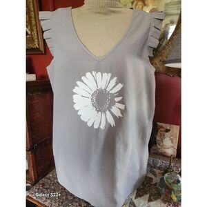 F56 Sheilay Gray Summer Top w white Flower & pleated cap sleeves Sz Large